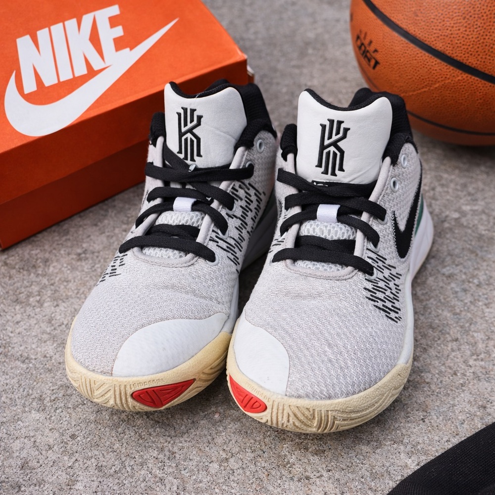 Nike Kyrie Basketball Shoes Gray Black Youth‎ 5.5Y Flytrap Style